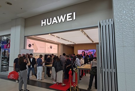 华为南非专卖店盛大开业，当地消费者热情高涨。